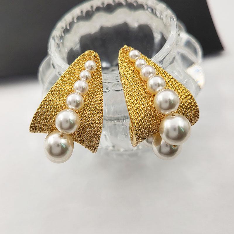 European & American Pearl Stud Earrings: Retro Niche Design with Ins Style Personality.