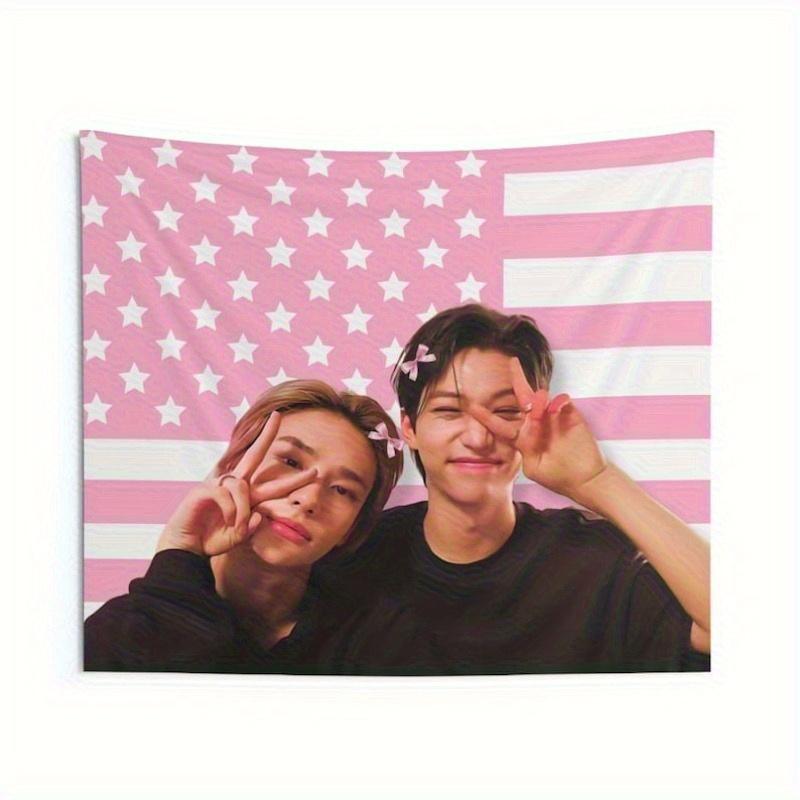 1 Stück Skz Live Amerika Fahnenbanner mit Stray Hyunjin & Merchandise, Design in Rosa mit weißen Streifen Wandteppich
