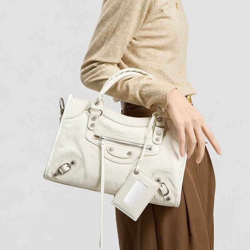 Spice girl rivet locomotive bag retro messenger leather large capacity tote bag niche leather handbag women