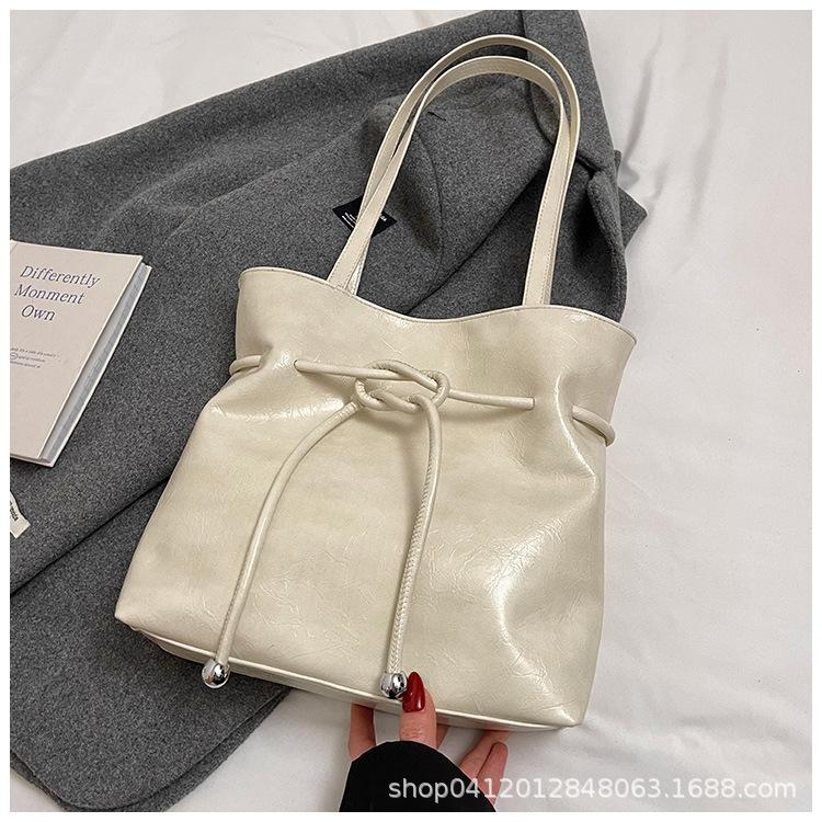 

Korean lazy wind large-capacity tote bag women s 2025 new strap bow pleated oil wax leather shoulder bag белый