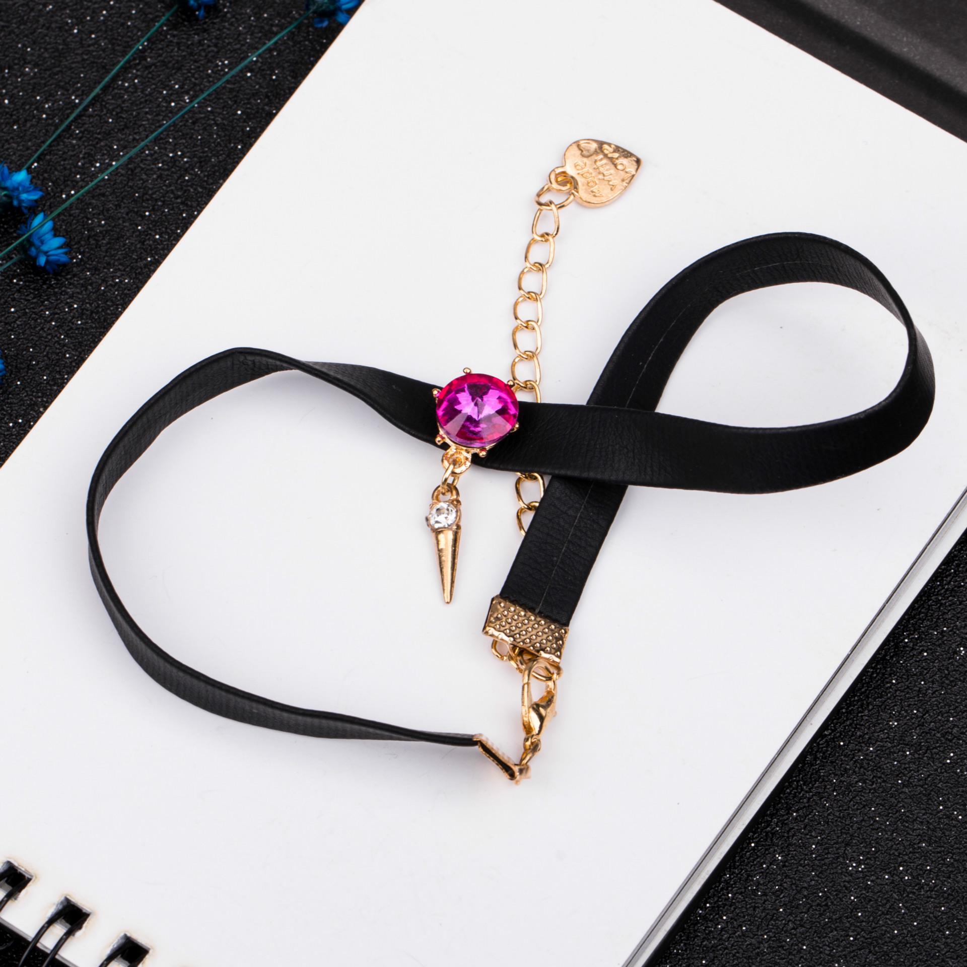 

Ожерелье-чокер с заклепками в стиле корейской дорамы - Стиль Го Джун-хи