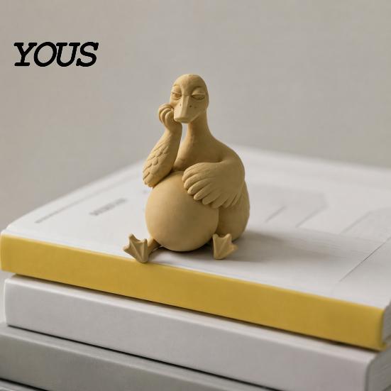 Minimalistische Wohnaccessoires Tagträumerische Entenfigur, Hält ein Ei Skulptur, Harz Matt Statuen Tierstatue, Kreative Schreibtischornamente