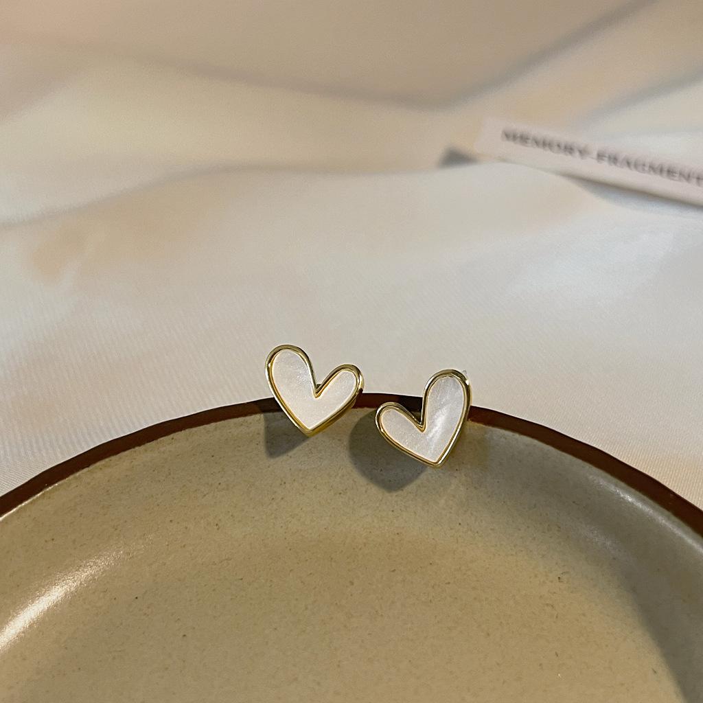 Korean Sweet Cute Black White Love Heart Small Stud Earrings Delicate Enamel Heart Women s Earrings Girls Party Fashion Jewelry