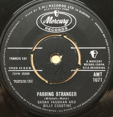 7-tums skiva SARAH VAUGHAN & BILLY ECKSTINE - Passing Stranger / Smooth Operator AMT1071 Mercury UK Jazz Begagnad