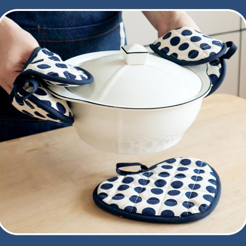 Efficient Heatproof Oven Mitts With Double Layer Protections For Safe Handling Of Hot Pan Trays And Dishes