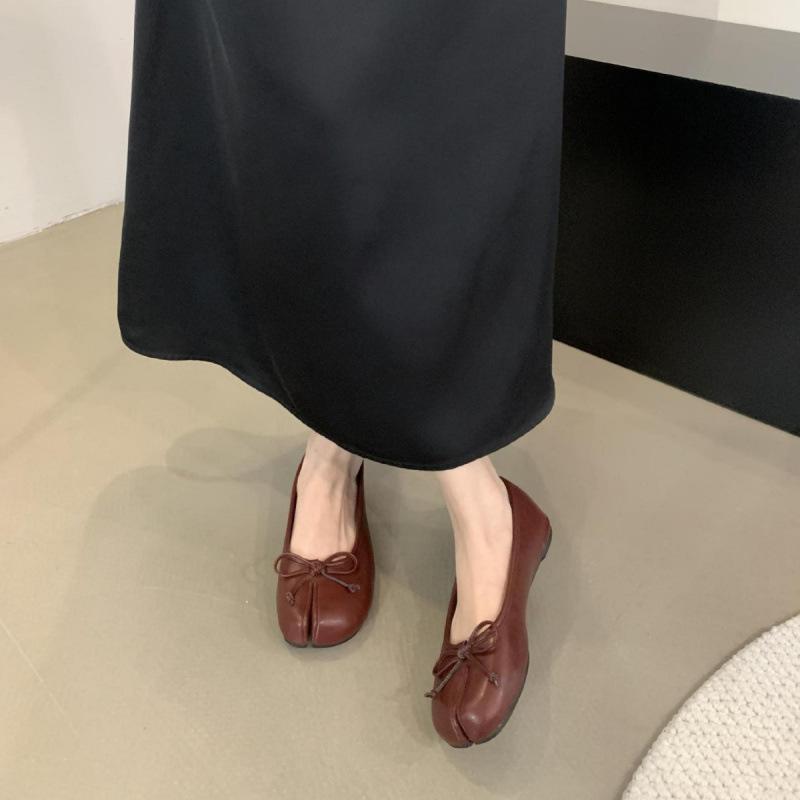 Niche High-toed Pig's Feet Shoes Women's Shoes 2025 New Autumn Horseshoe Pig's Feet Shoes One Pedal Doudou Single Shoes