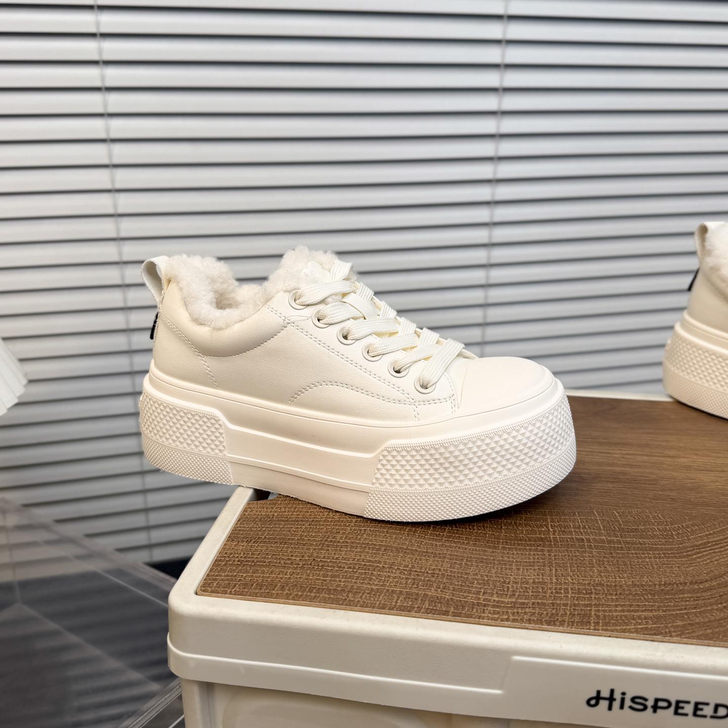 Кожаные велюровые белые туфли на толстой подошве женские новые зимние теплые пушистые кеды повседневные спортивные кеды 35