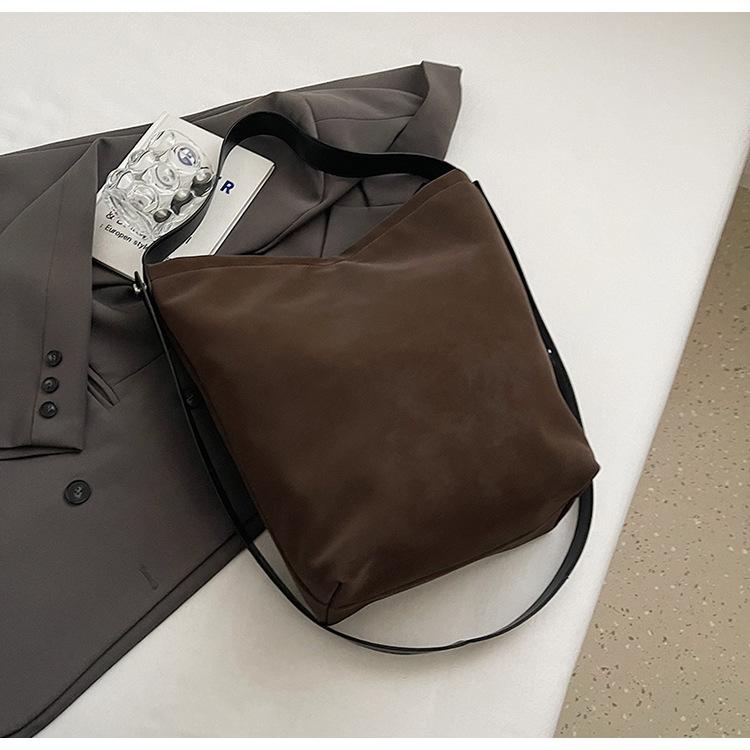 

Premium sense niche versatile bag women s new 2025 large-capacity retro tote bag commuter shoulder messenger bag