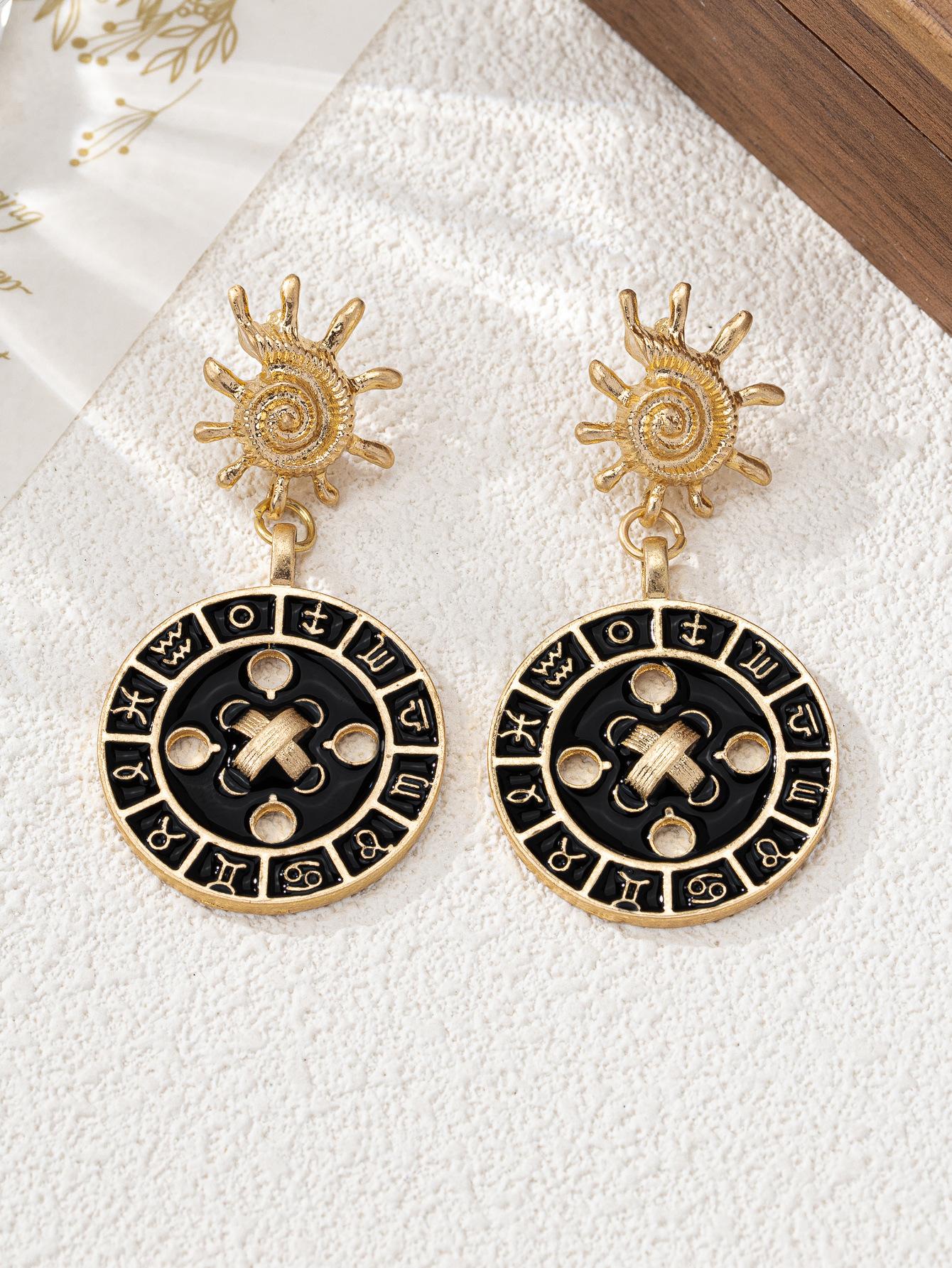 Temperament snail-shaped button earrings, light luxury and exquisite earrings.