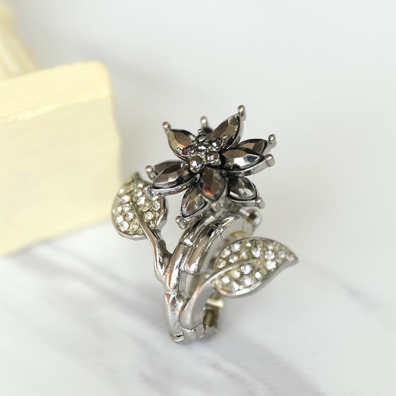 Exquisite Silver Fairy Flower Ring with Sparkling Gemstones