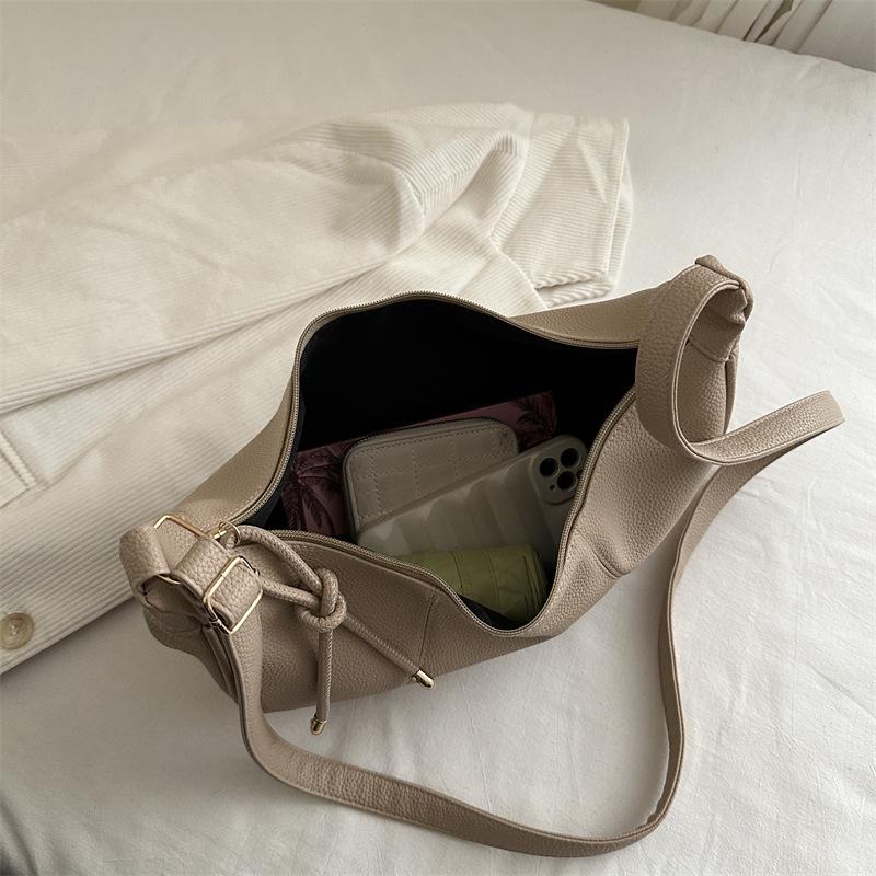 2025 new niche design fashion dumpling bag women's Korean version portable shoulder bag solid color splicing retro messenger bag