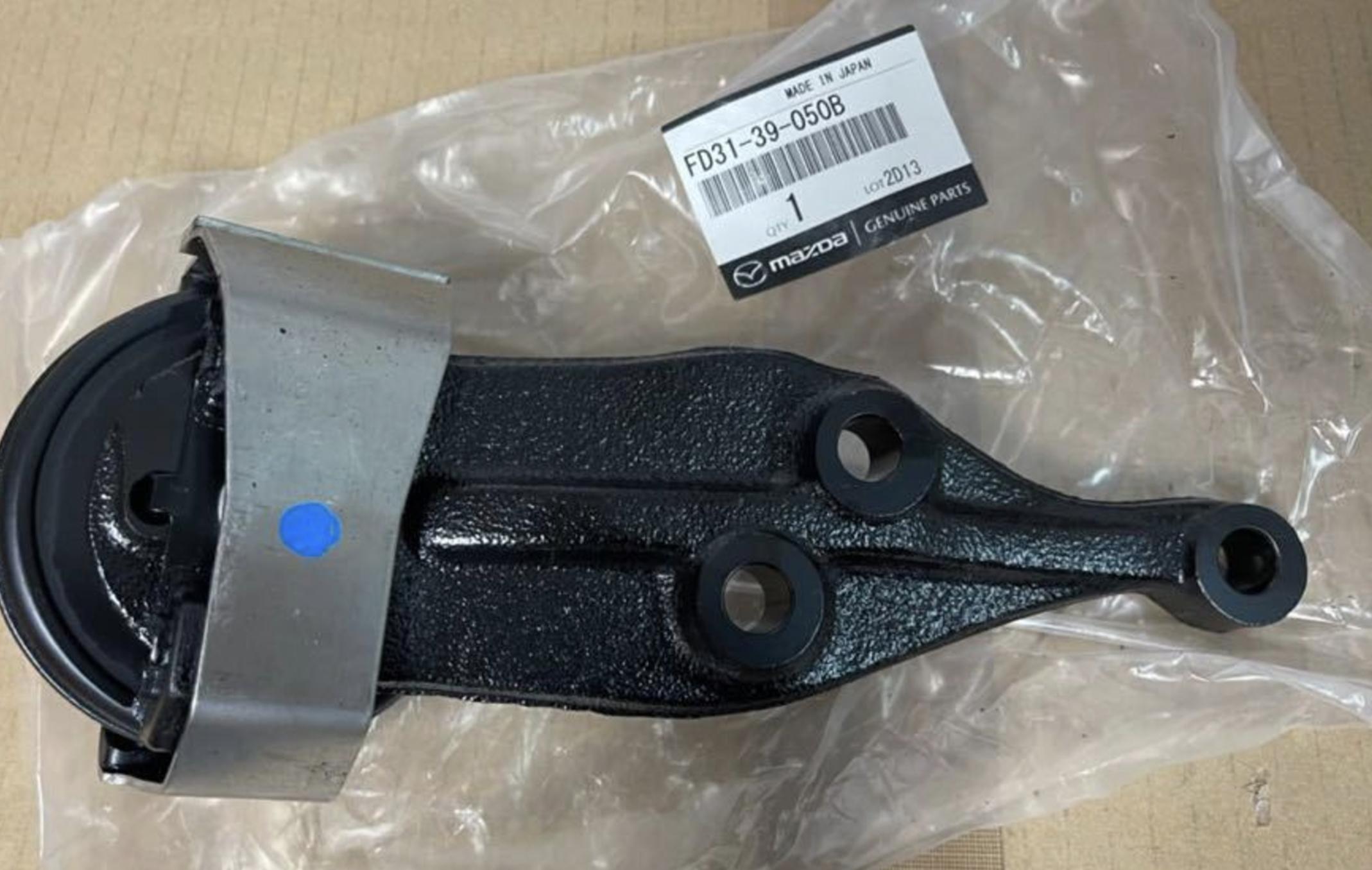 

MAZDA FD31-39-050B RX7 FD3S LEFT SIDE ENGINE MOUNT OEM GENUINE Car Parts Japan
