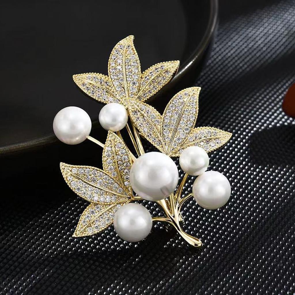 Imitation Pearl Brooch Pin for Women Elegant Leaf Design Suit Lapel Pin Multipurpose Decorative Clothing Accessory