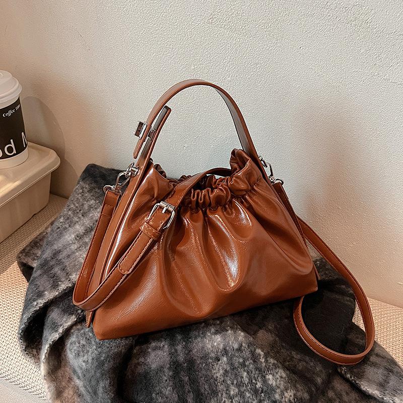 2026 New Fashion Portable Cloud Bag Femininity One Shoulder Crossbody Niche Design Hong Kong Style Folded Handbag