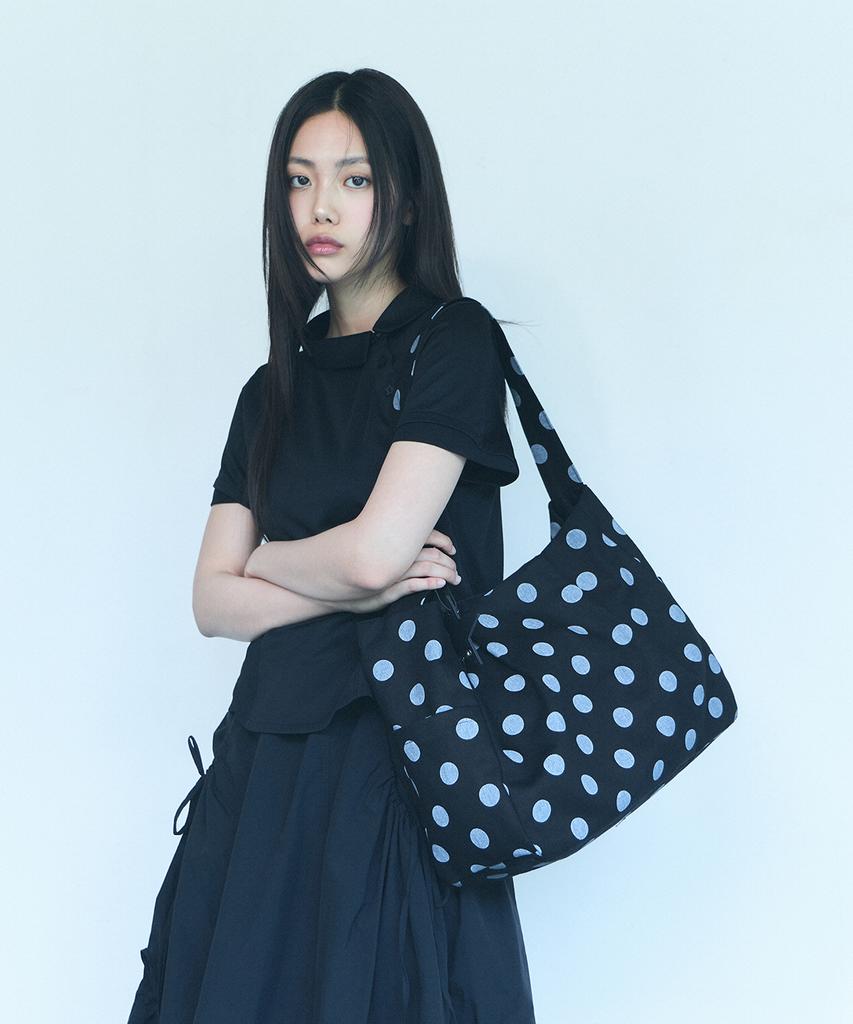 Oart Dot Pleats Shoulder Bag [Black]
