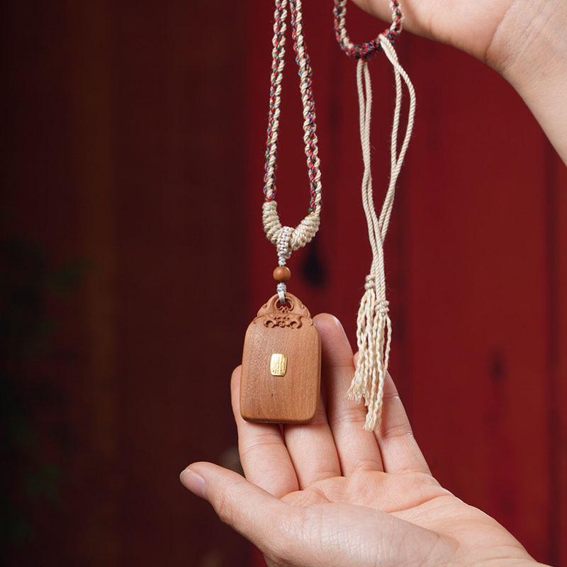 

Индийский сандал и серебряная инкрустация, кулон с пятью сутрами для мира и безопасности