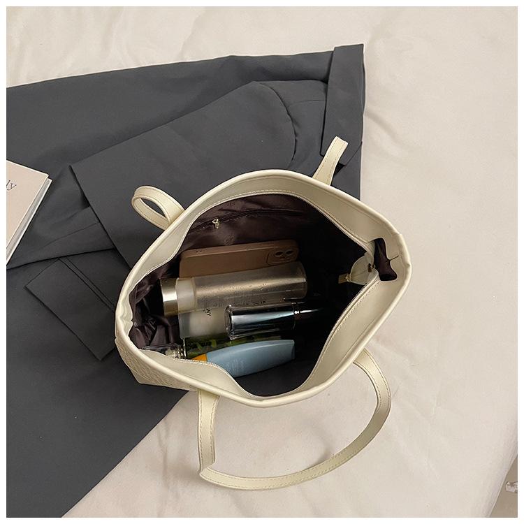 Spring and summer large-capacity commuter woven bag women's new lazy style fashion portable shoulder armpit