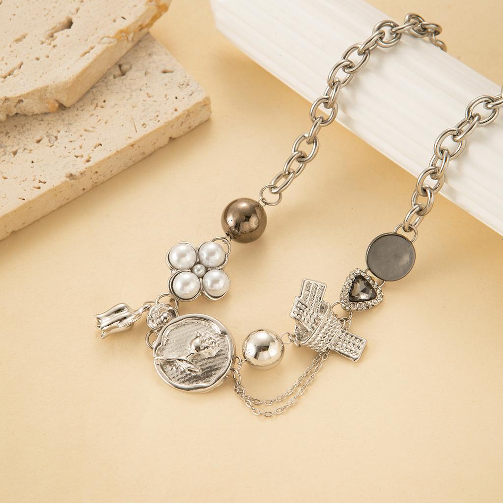 Niche Button French Cold Wind Neck Chain Retro Bow Rose Collarbone Chain Femininity Heavy Industry Item Decoration