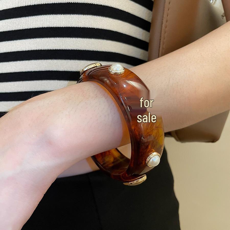 Irregular Round Shell Retro Court Style Bracelet - Light Luxury & High-End Women's Jewelry