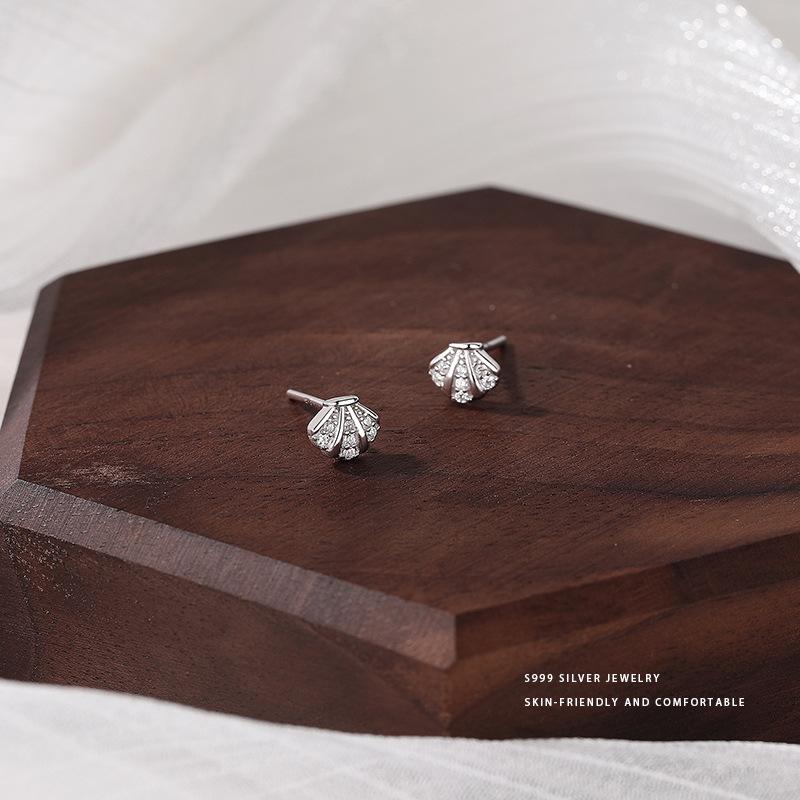 

Light Luxury Shell Earrings for Women with Diamonds for Summer Fresh and High-end New Style Earrings