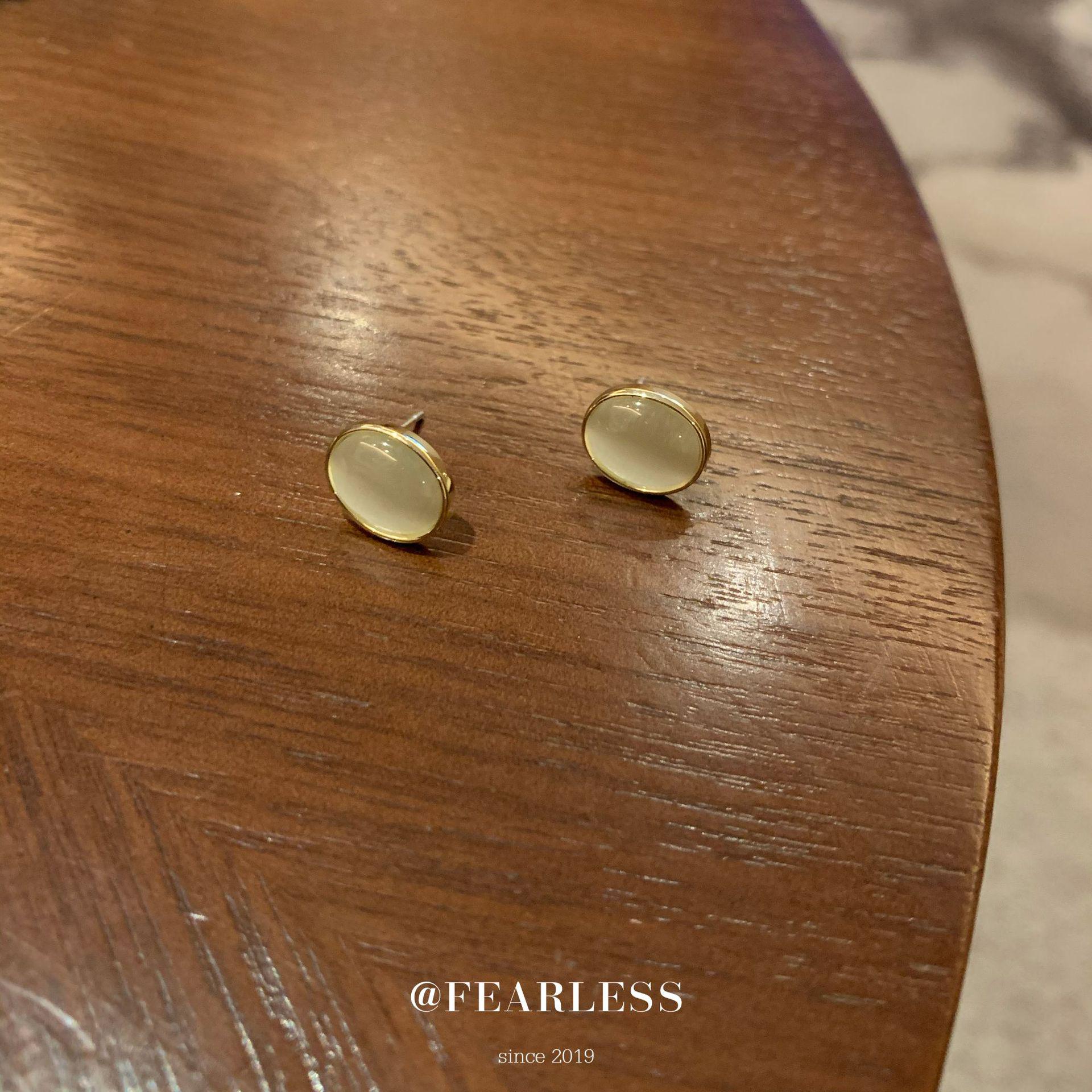 

Трендовые многоцветные полупрозрачные овальные серьги-гвоздики «Кошачий глаз» 2024 - Классические и универсальные для женщин