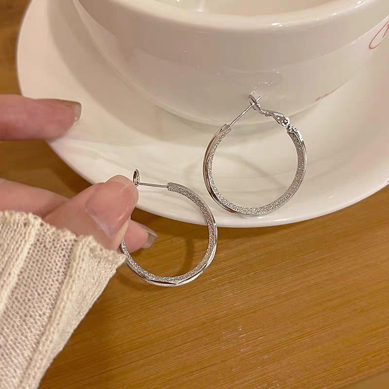 Роскошные и изысканные серьги, модные пусеты с ретро-акцентом. One Size серебряный