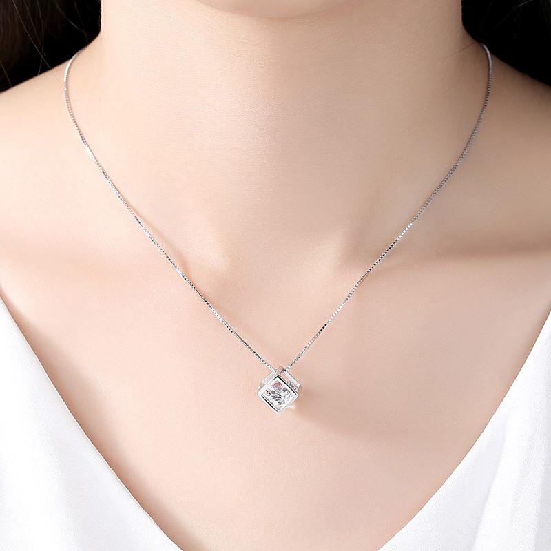 Collier Cube de Rubik Amour Collier Chaîne Clavicule Simple Personnalisé Japonais et Coréen pour Femmes