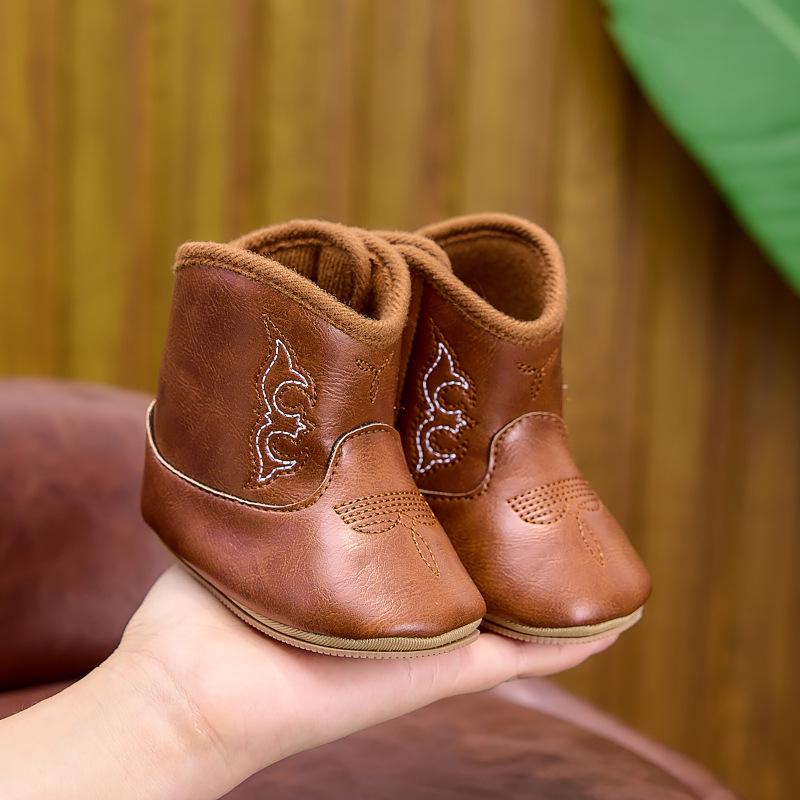 Stylish, breathable baby boots for 0-1 year olds, perfect for autumn and winter.