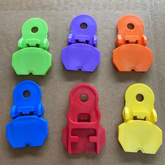 Einfach zu verwendende 6-teilige Getränkedosenöffner in verschiedenen Farben. Praktische Dosenöffner und Getränkezubehör