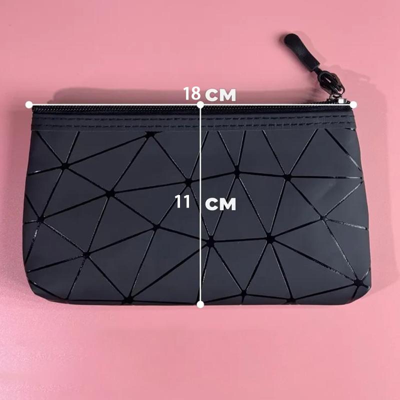 Neceser de viaje sencillo y portátil con estampado geométrico.