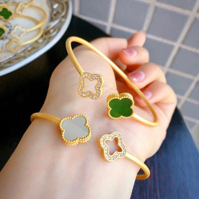 Antikes vierblättriges Kleeblatt-Jadearmband Synthese und offenes Armband aus weißer Hetian-Jade für Frauen