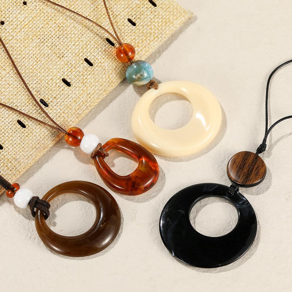 Fashion Resin Round Hollow Pendant Necklaces for Women Girls Vintage Long Rope Sweater Chain Necklaces Party Jewelry Accessories