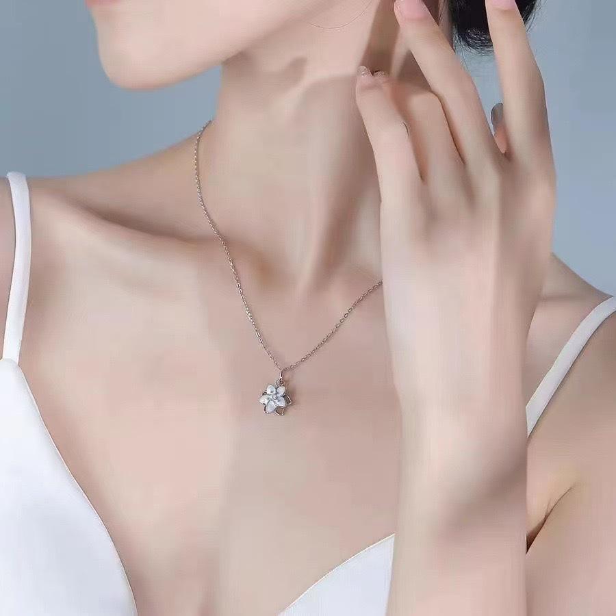Colier iasomie rotativ pentru femei, nișă, sens high-end, lux ușor, nou chinezesc, pandantiv floare rotativ, lanț claviculă