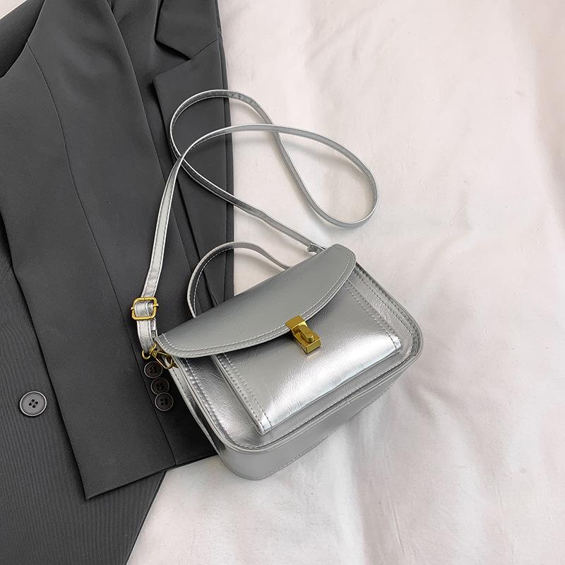 

Популярная в этом году женская сумка почтальона в стиле ретро, новая коллекция 2025, из мягкой кожи, через плечо, кроссбоди, простая, универсальная, портативная, маленькая квадратная сумка серебряный