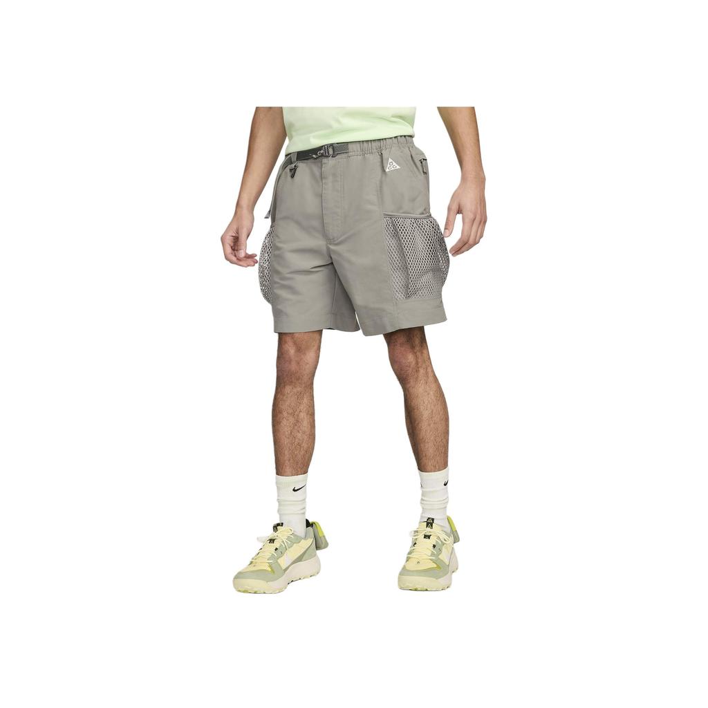 Nike ACG Snowgrass Cargo Shorts Dark Stucco/Summit White Herren Unterteile Grau DV9405-053