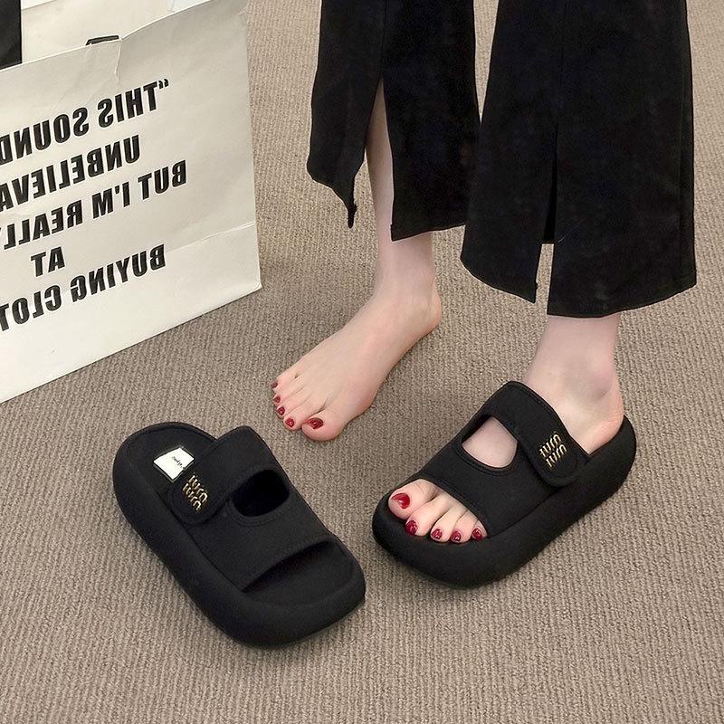 Super good-looking thick bottom increases height and feels cool when stepping on shit. Slippers for women's summer wear 2025 new high-end casual on