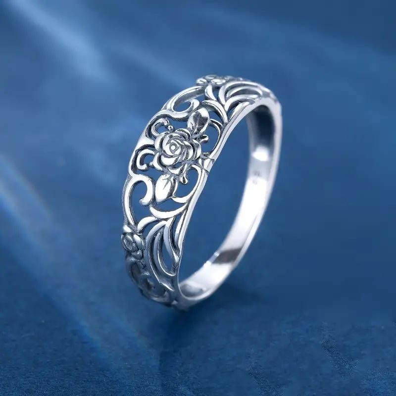 A Delicate Hollowed-out Rose Patterned Ring, Exuding A Romantic and Beautiful Charm. A Romantic Token of Love.