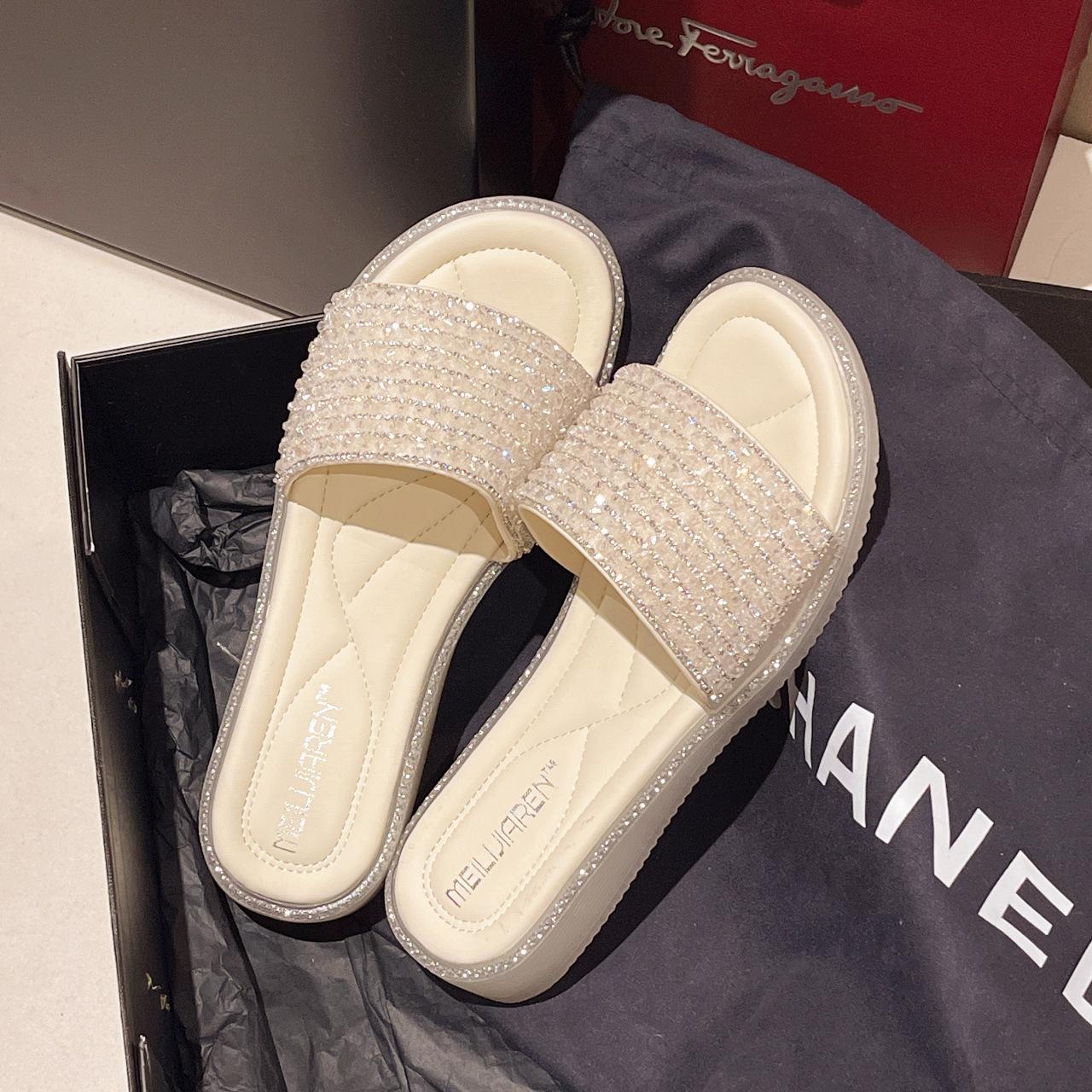 

Крутые тапочки женские летние на плоской подошве с яркими бриллиантами на толстой подошве шлепанцы с перемычкой из страз на плоской подошве пляжная обувь 40 бежевый