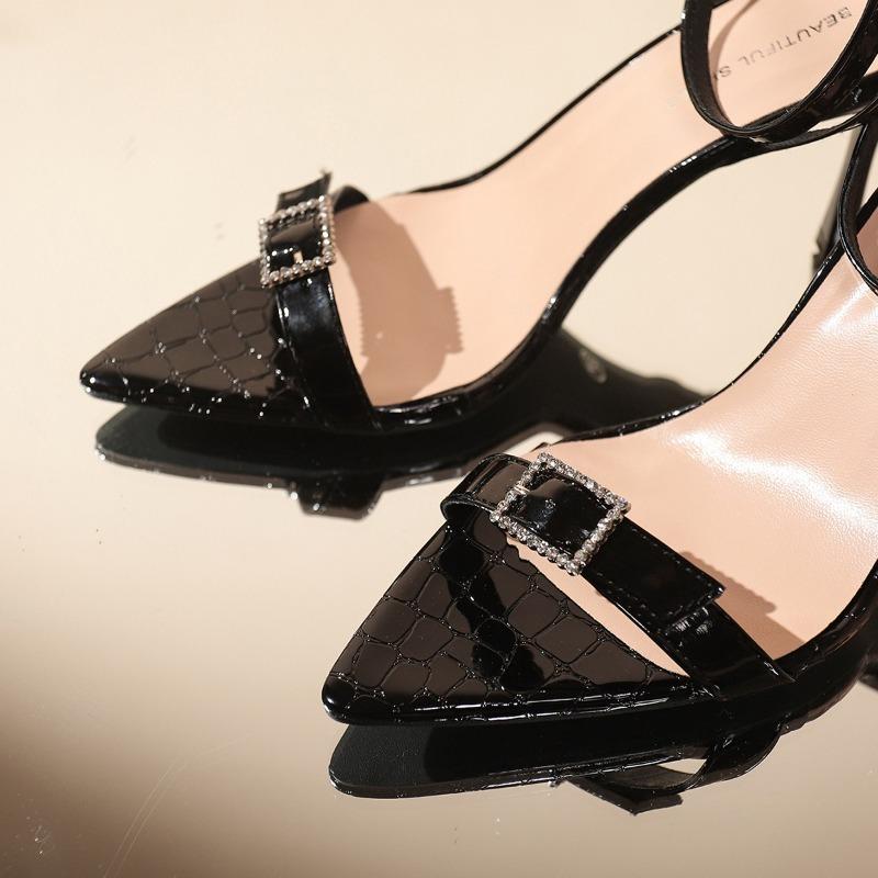 Neue Sommer Sandalen mit einem Riemen und quadratischer Schnalle für Damen, spitz zulaufende Stilettos, vielseitige sexy Nischen-High Heels