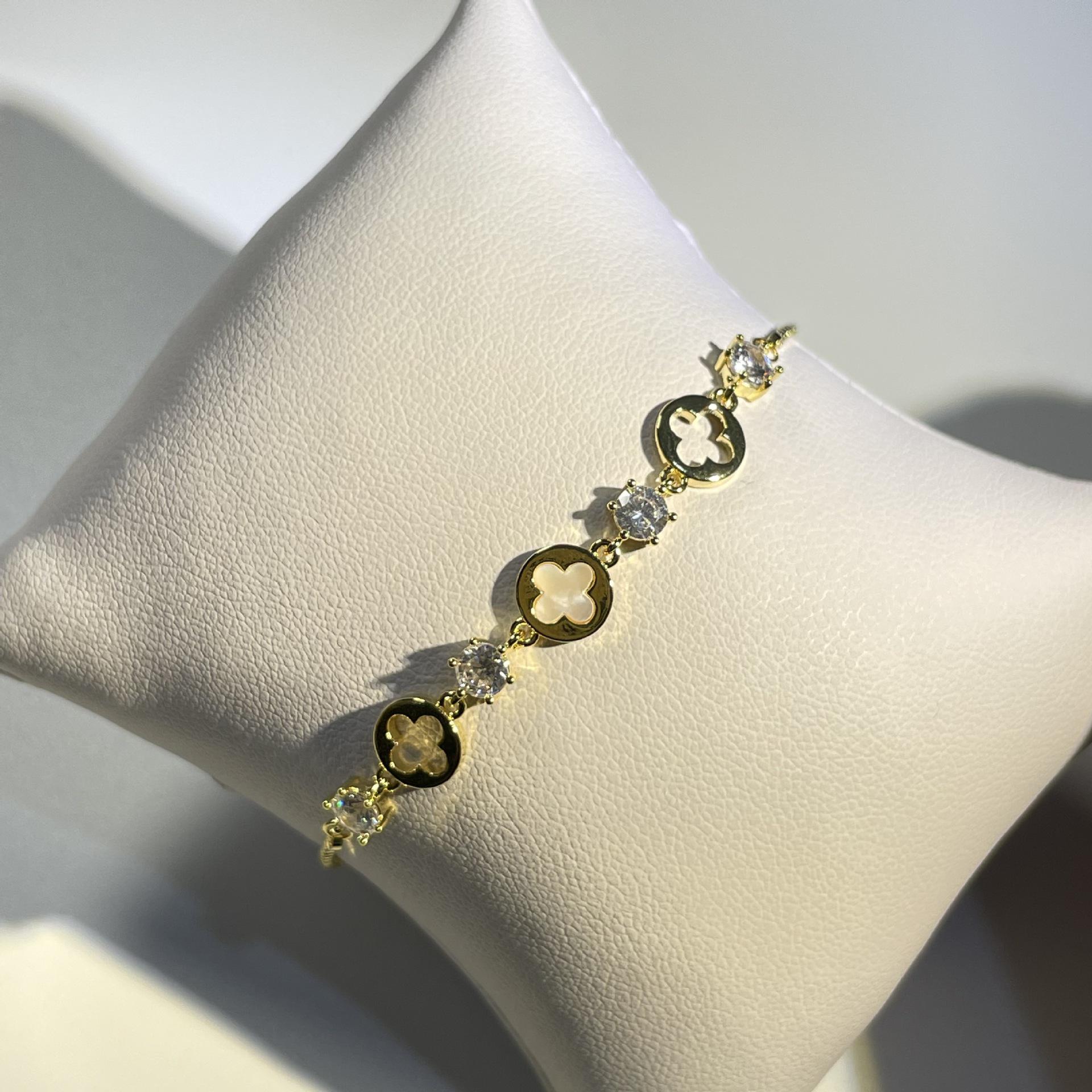 

Браслет с четырехлистным клевером: Женские украшения для рук в стиле легкой роскоши, универсальные и модные, с ощущением высокого класса.