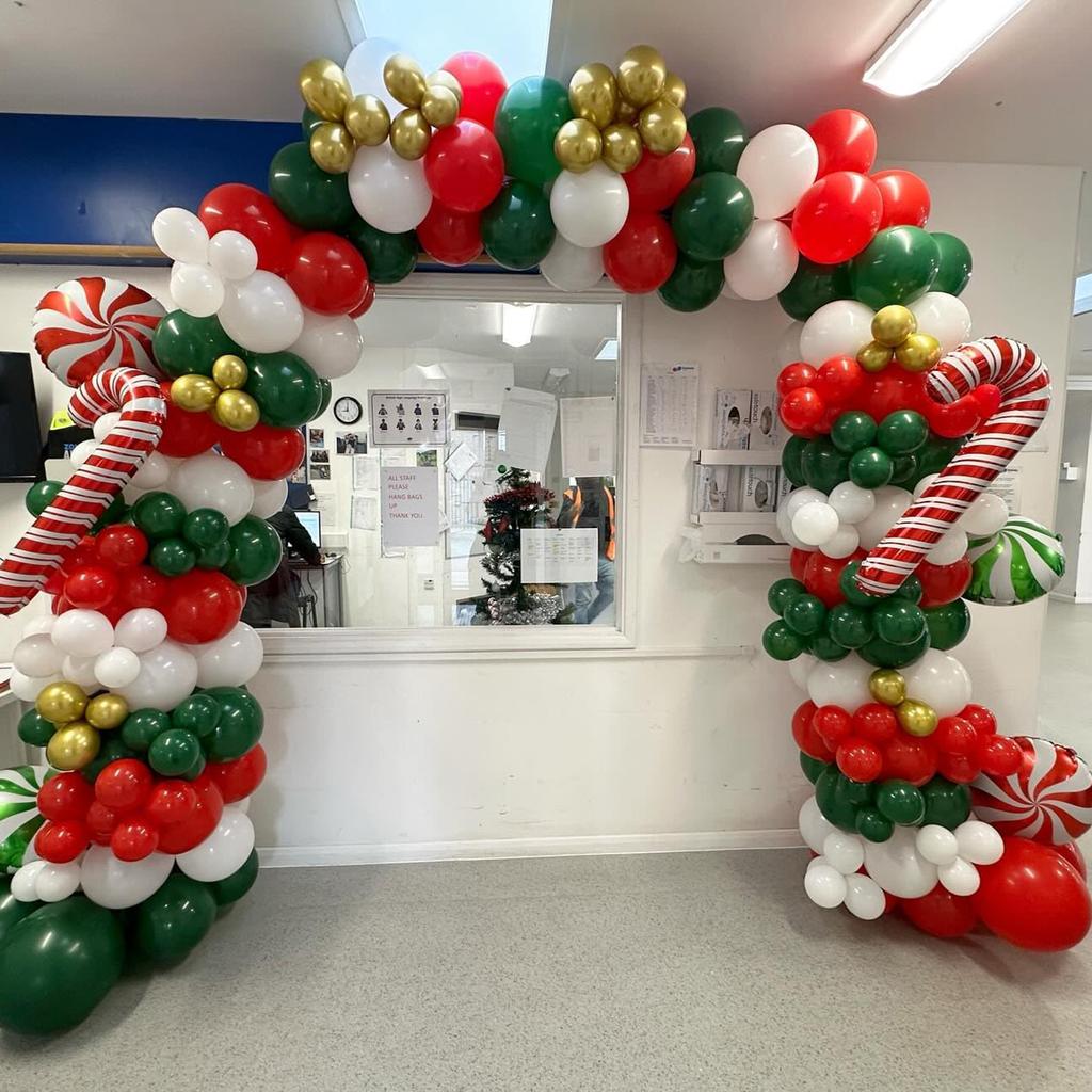 124 red, green, and white balloon arch sets suitable for birthday, Christmas, and New Year decorations