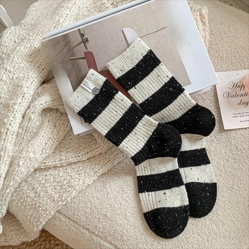 

Женские осенне-зимние утолщенные теплые трендовые носки из пряжи на пуговицах в полоску с логотипом, вертикальная полоска, шерстяные средней длины, махровые 1 pair белый/чёрный