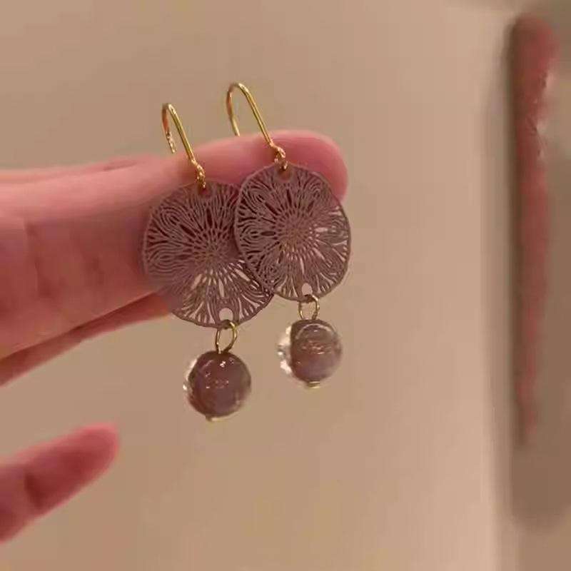 

Silver needle shell fringed earrings women s new niche temperament earrings light luxury high-end versatile earrings
