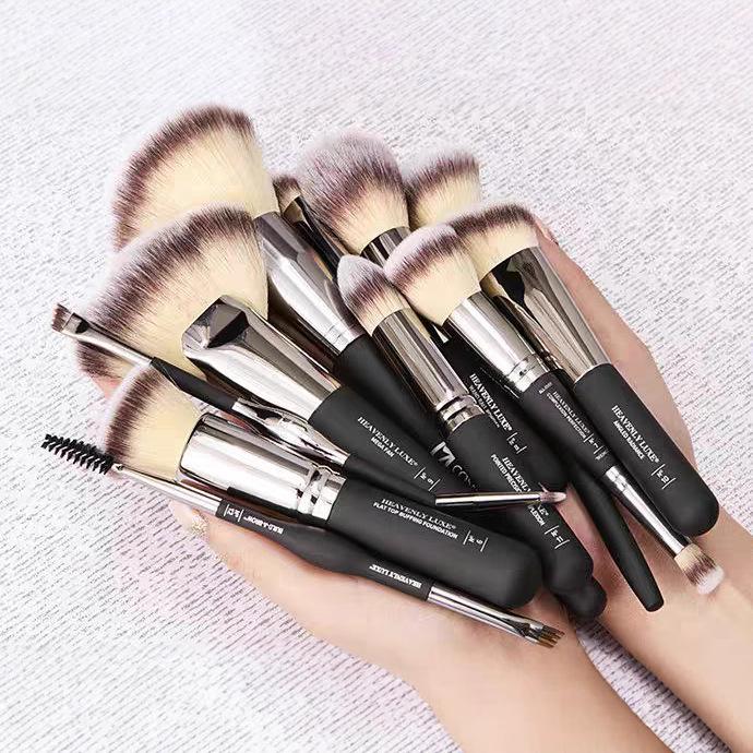 IT COSMETICS No. 6 Flat Makeup Brush for Foundation, Powder, Blush, Concealer & Contour - In Stock