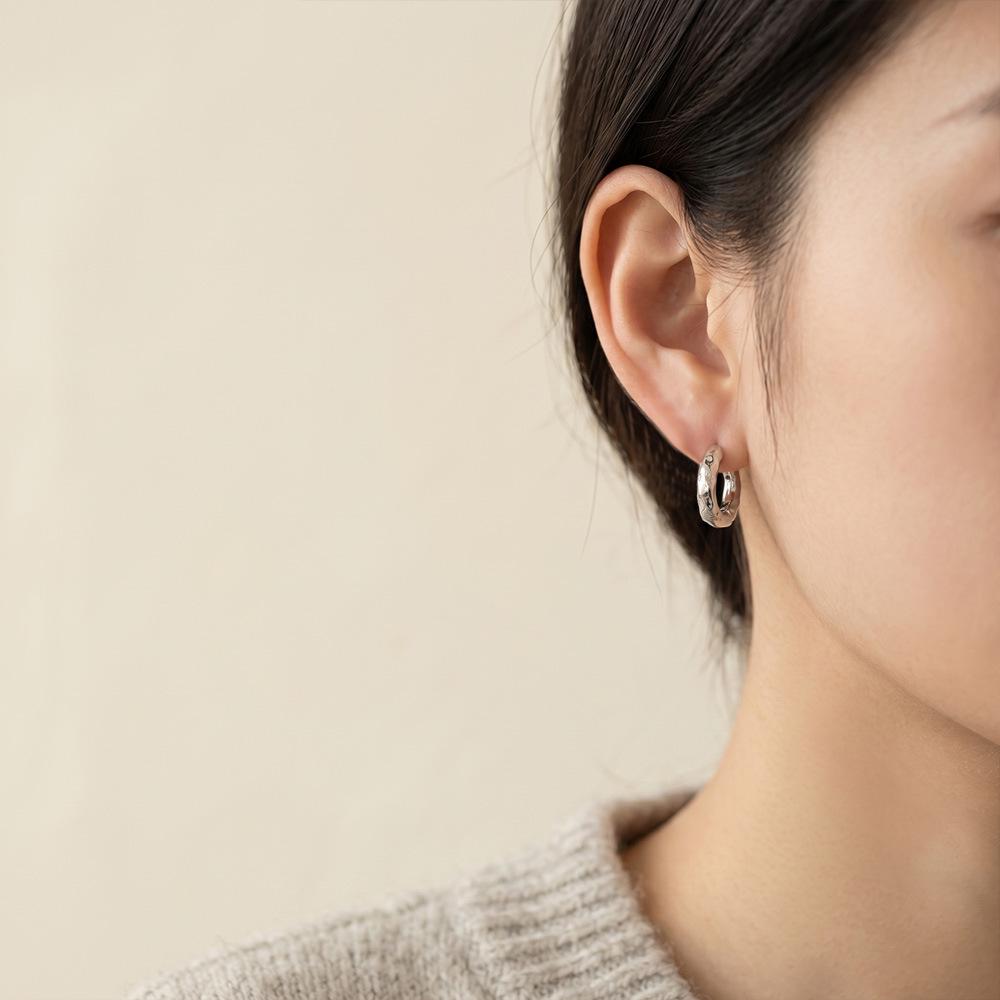 Exquisite European and American Style Hoop Earrings - Light Luxury, Super Shiny, Simple, and Stylish.