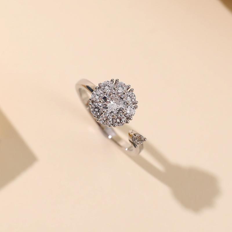 

Женское геометрическое кольцо с цирконами микропаве и вращающейся частью - Универсальная модная бижутерия в холодном стиле