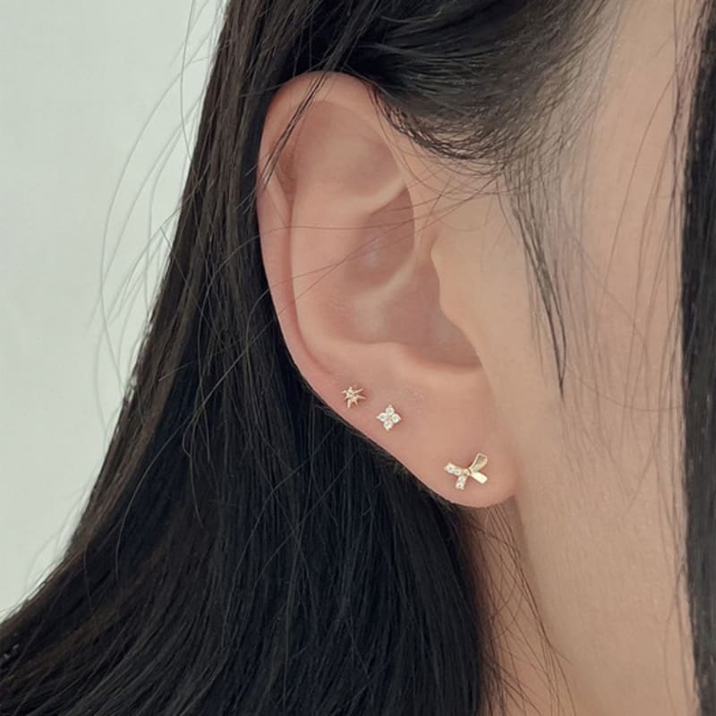 Youngglow 14k Quattro Flower Piercing Earrings