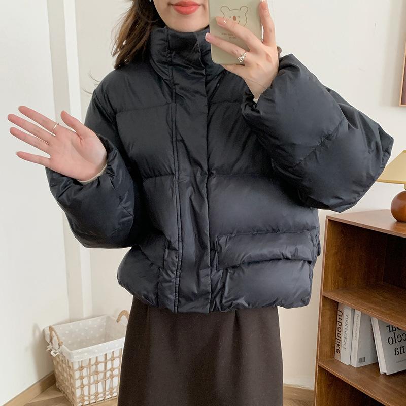 

European short down jacket women s 2025 winter fashion stand-up collar design sense large pockets thickened white duck down bread jacket M чорний