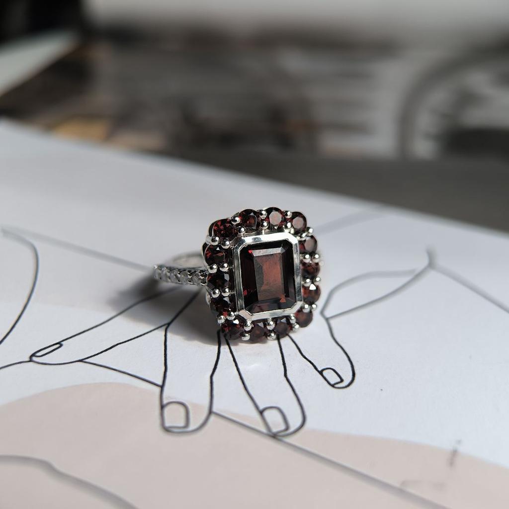 Серебряное кольцо с натуральным гранатом 5.492ct, вес изделия 5,68 гр (2181378)