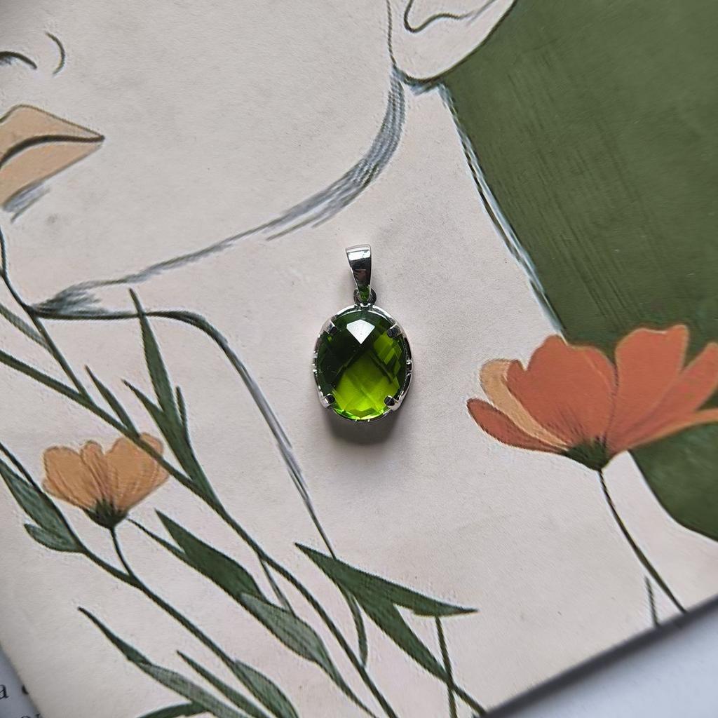 Серебряная подвеска с хризолітом (60002316)